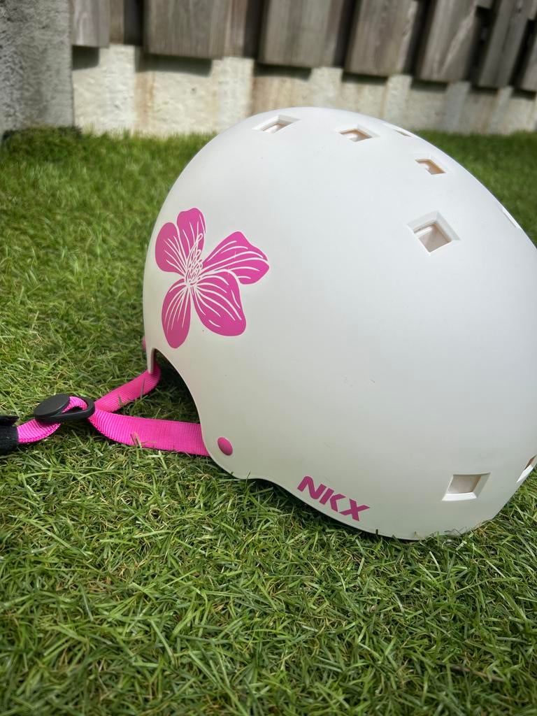 Witte NKX fietshelm met roze bloem, Ophalen of Verzenden, Gebruikt, Overige maten, Meisje