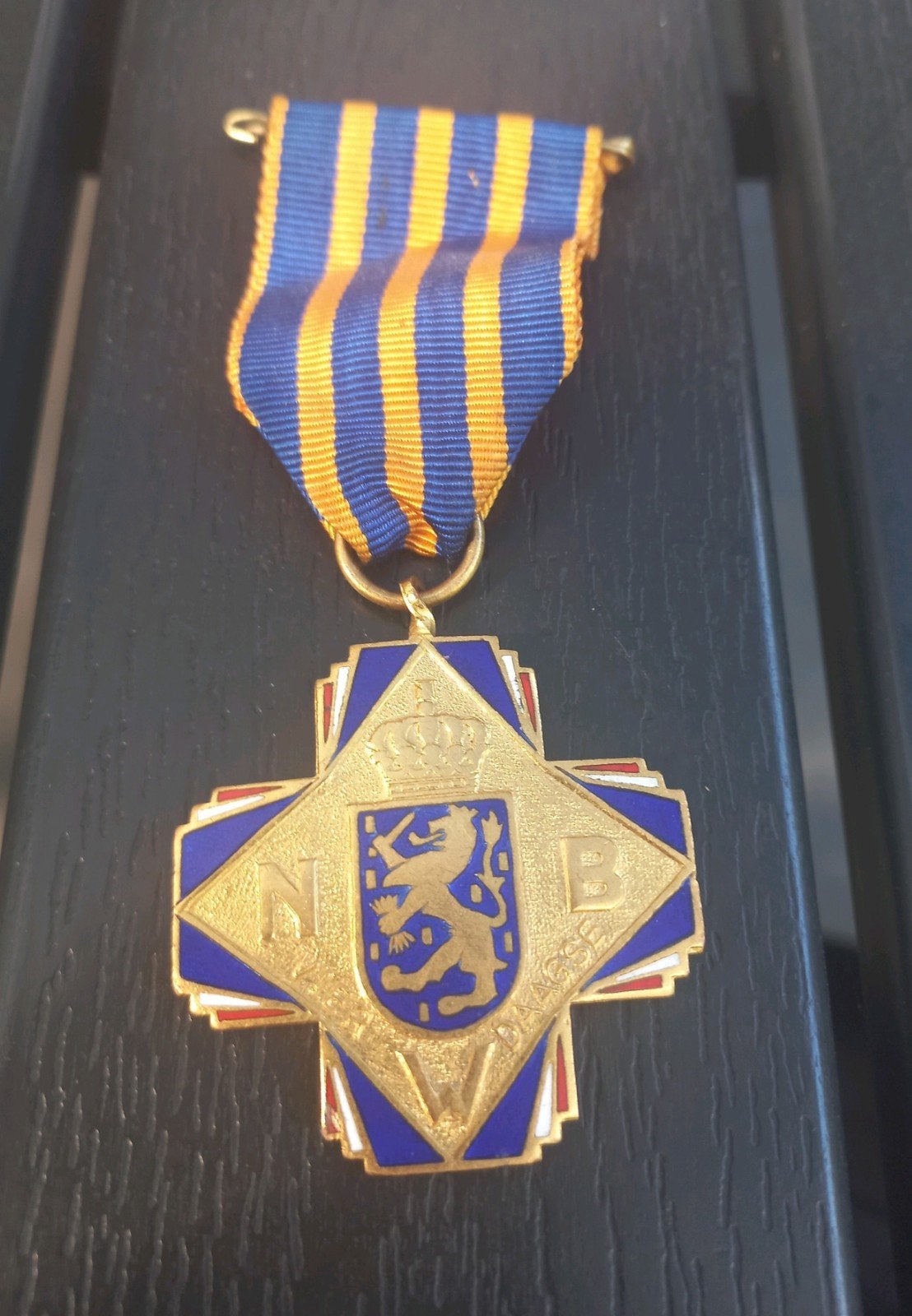 Vintage onderscheiding NWB Kruis met lint - Nederland, Ophalen of Verzenden, Overige materialen, Nederland