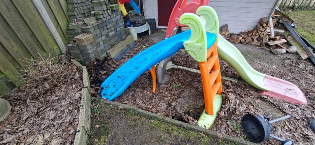 Kleurrijke glijbaan voor urenlang speelplezier, Kinderen en Baby's, Ophalen of Verzenden, Zo goed als nieuw, Glijbaan