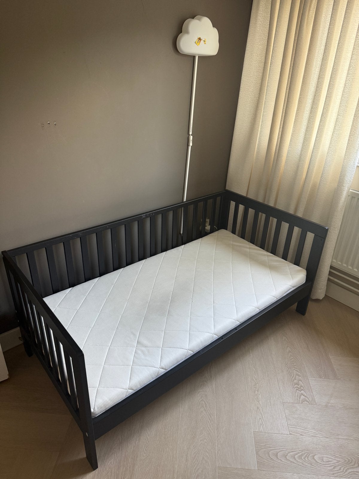 Peuterbed «PLUME» 140x70 Zwart met rekje en onderlade, Ophalen, Gebruikt, 70 tot 85 cm, 140 tot 160 cm