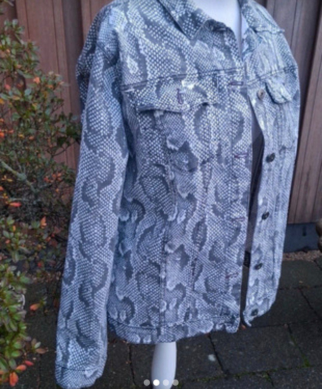 Grijs wit jeansjasje slangenprint mt 42, Ophalen of Verzenden, Zo goed als nieuw, Maat 42/44 (L), Grijs