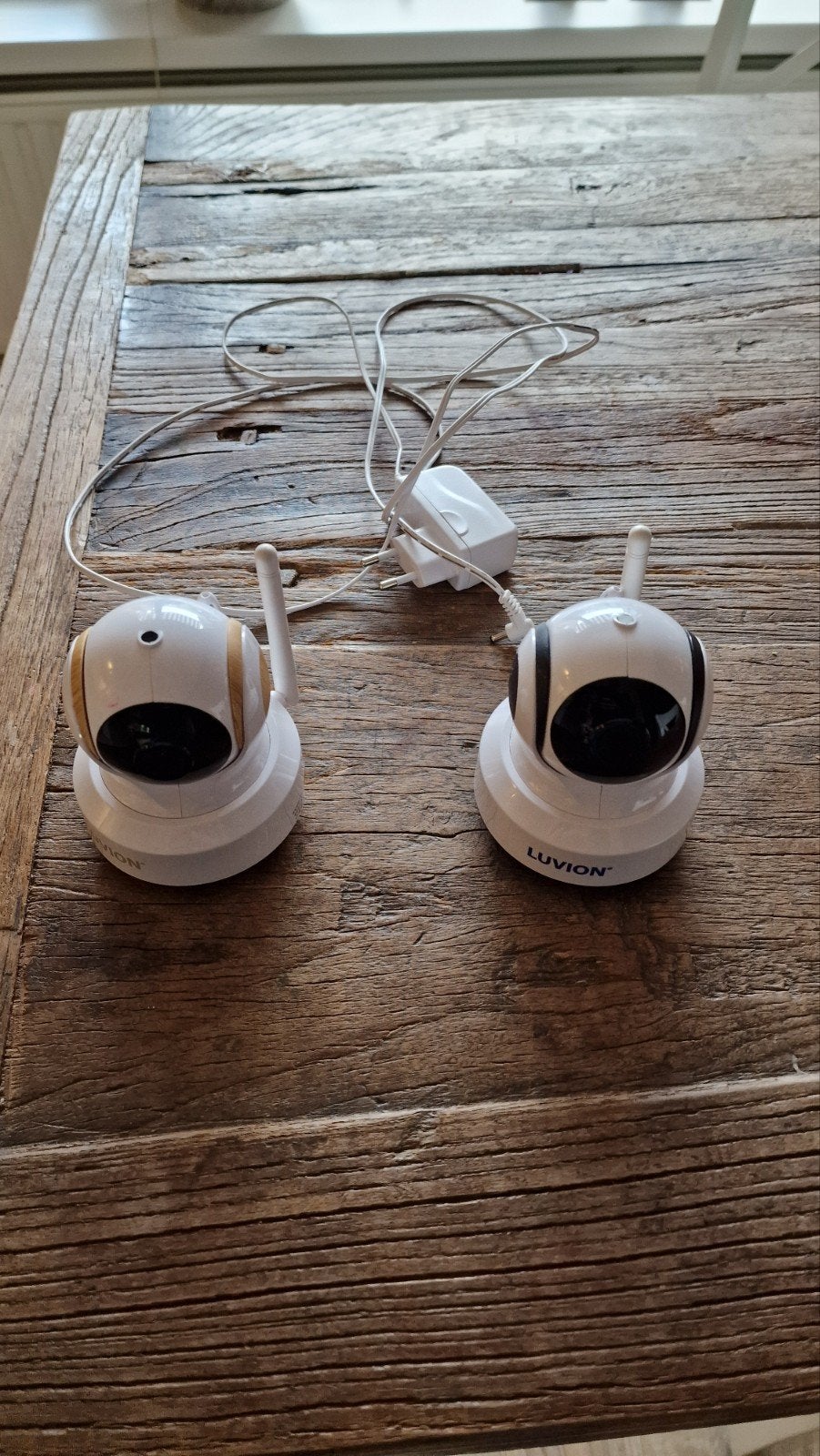 2 Luvion Essential babyfoon camera's (1 adapter defect), Kinderen en Baby's, Babyfoons, Ophalen