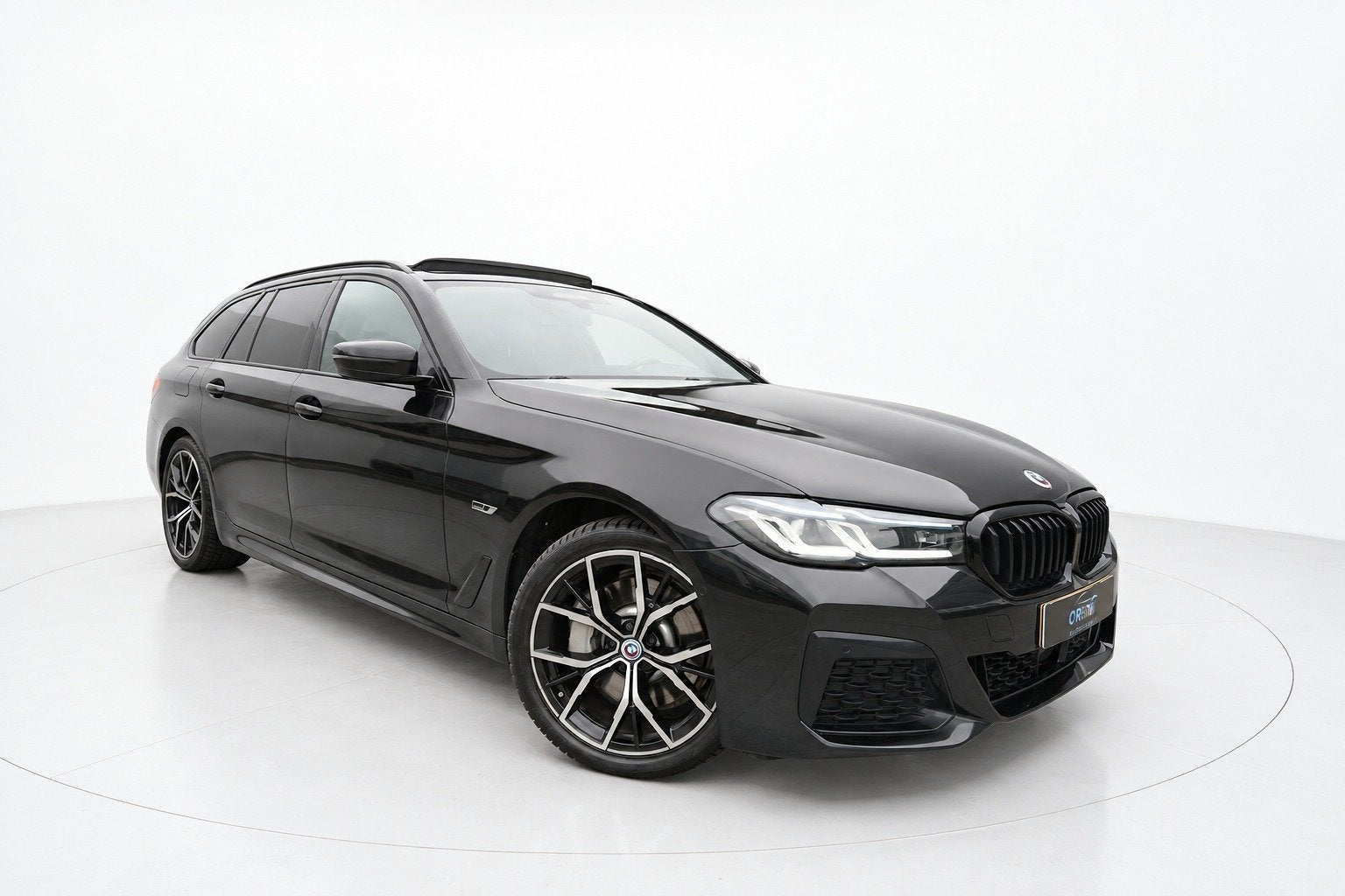 BMW 5-serie Touring 530e M SPORT PANO LASER SFEER H&K HUD, Auto's, Gebruikt, Euro 6, 4 cilinders, 2000 kg