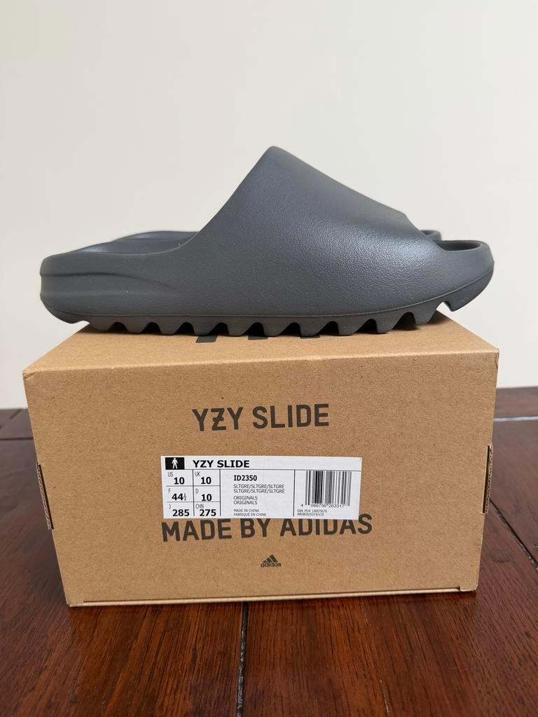 Adidas Yeezy Slide 'Slate Grey' - Maat 44.5 Nieuw in doos, Kleding | Heren, Schoenen, Ophalen of Verzenden, Nieuw, Overige kleuren