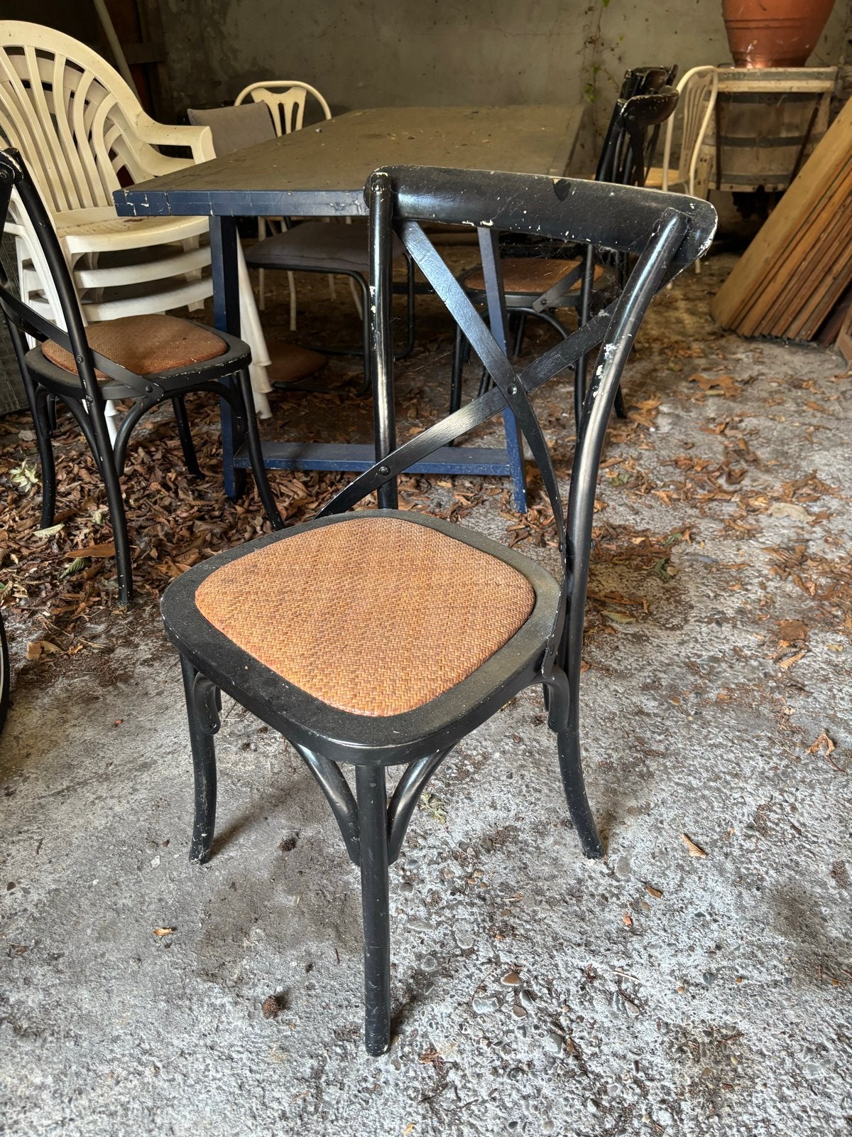 5 zwarte cross back stoelen met rieten zitting, Ophalen