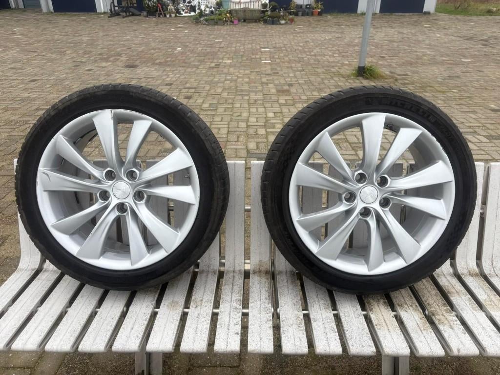 Tesla banden 245/45/ZR19, Auto-onderdelen, Banden en Velgen, Banden en Velgen, ?, ?, Tesla