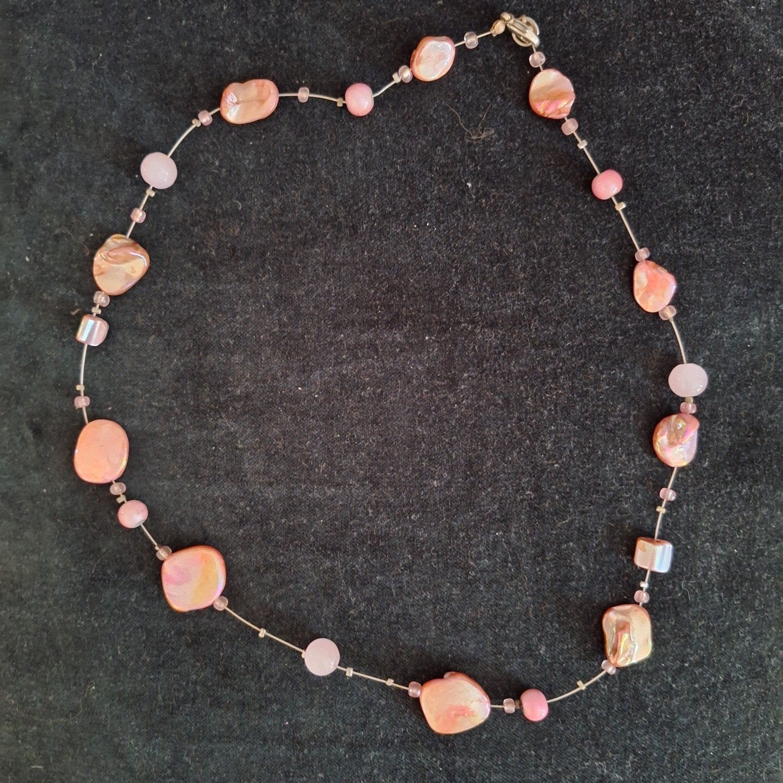 Ketting met roze en oranje parelmoer kralen, Sieraden, Tassen en Uiterlijk, Kettingen, Ophalen of Verzenden, Gebruikt, Roze, Overige materialen
