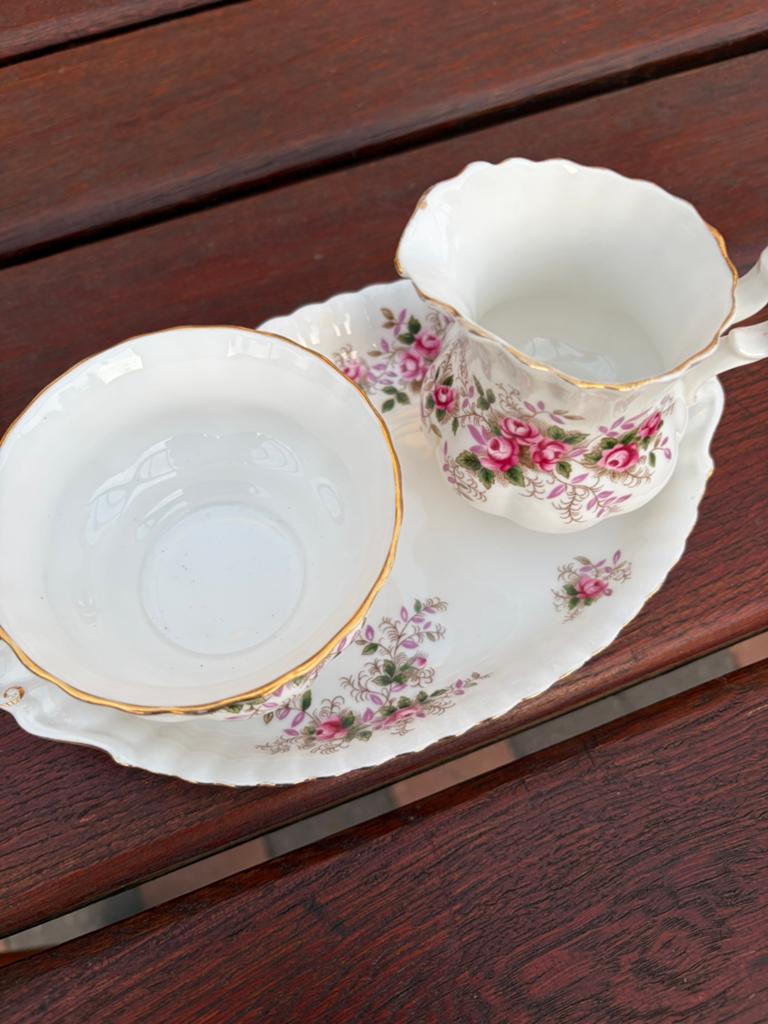Royal albert  melkstel met rozenmotief, lichte beschadiging, Ophalen of Verzenden