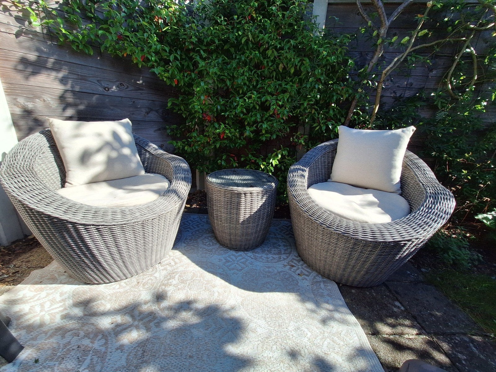 Luxe Wicker Tuinset: 2 Fauteuils, Tafel, Kussenset, Tuin en Terras, Bijzettafel, Zo goed als nieuw, Wicker, Tuinset