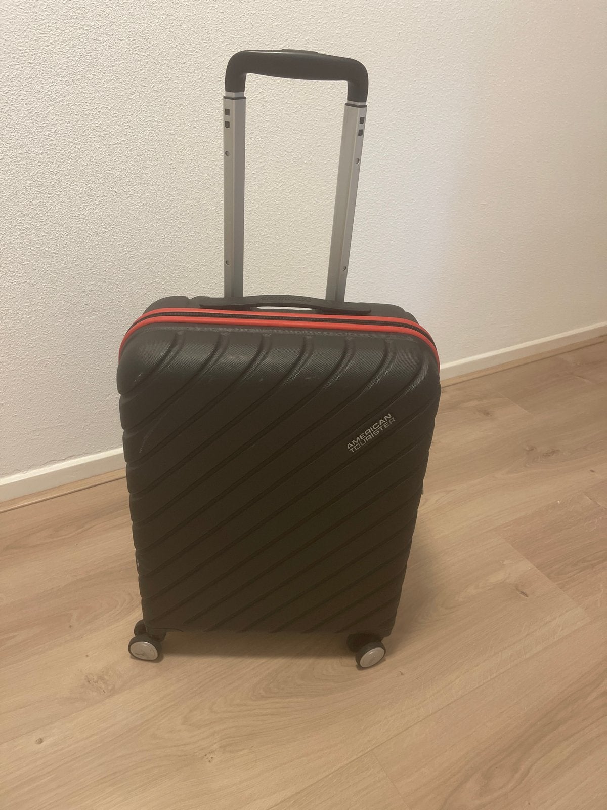American Tourister koffer 55 cm - stang zit vast, Gebruikt, 50 tot 60 cm, Hard kunststof, 35 tot 45 cm