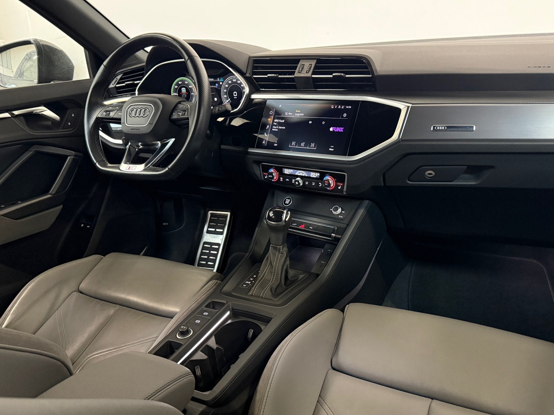 Audi Q3 Sportback 45 TFSI e 3 x S-line Pano Keyless Camera, Auto's, Dealer onderhouden, Gebruikt, Euro 6, Met garantie (alle)