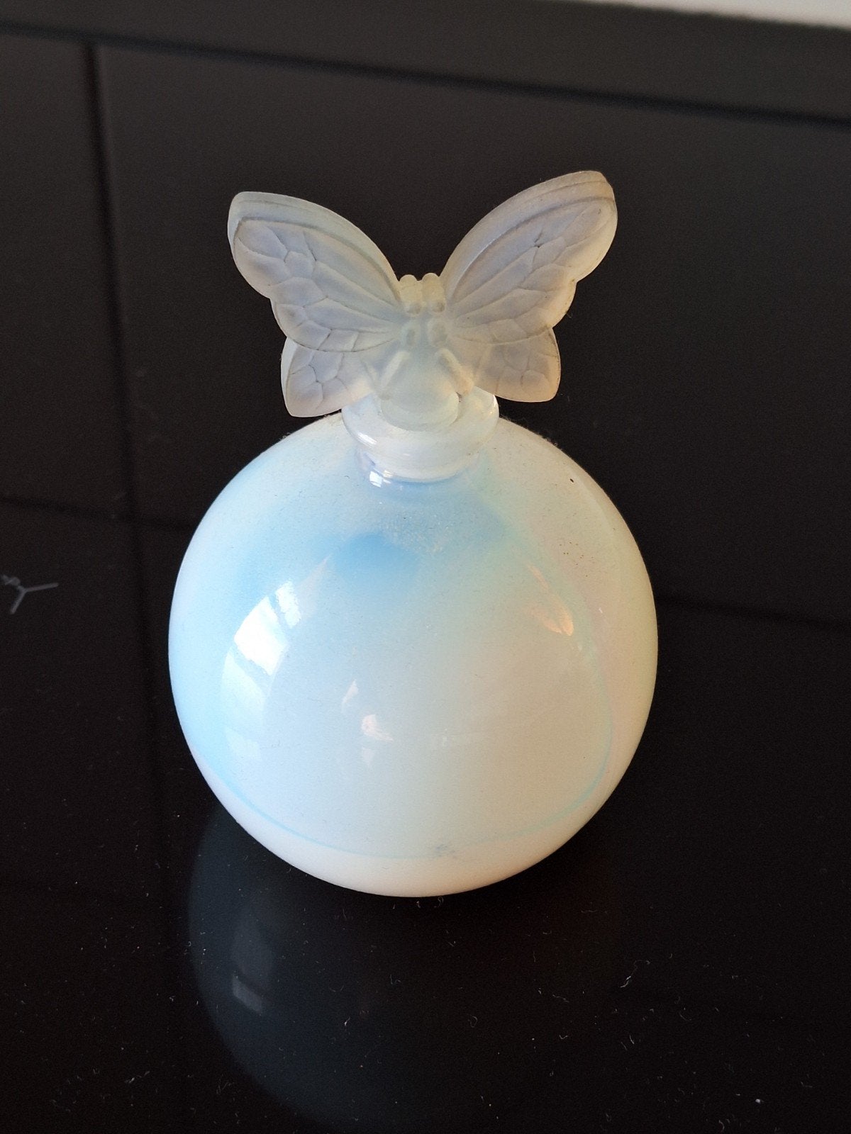 Vintage Art Deco Parfumflesje met Vlinderstop, Ophalen of Verzenden