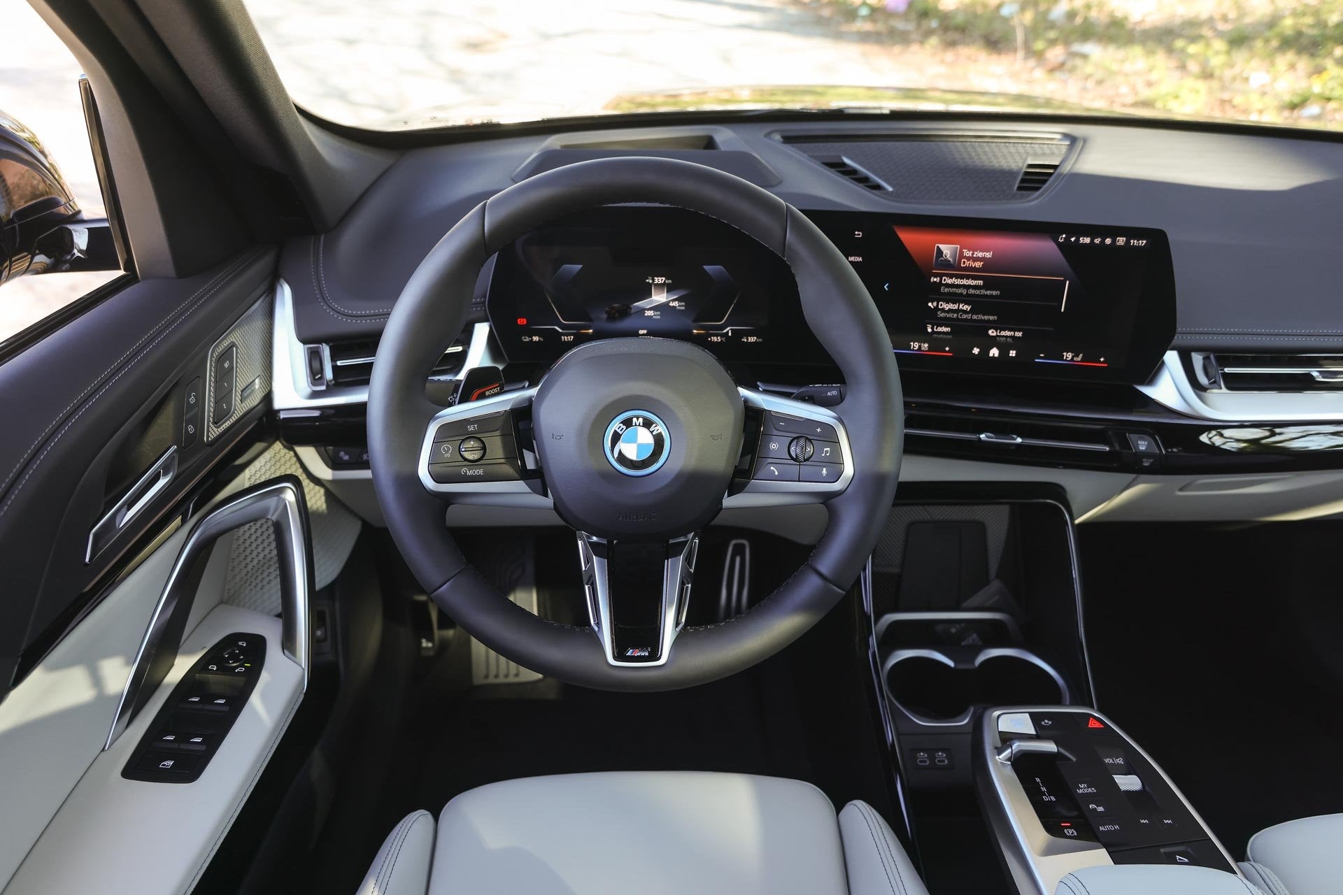 BMW iX1 eDrive20 M Sport / Panoramadak / Trekhaak / Sportsto, Auto's, 514 km, 750 kg, Met garantie (alle), 24 min
