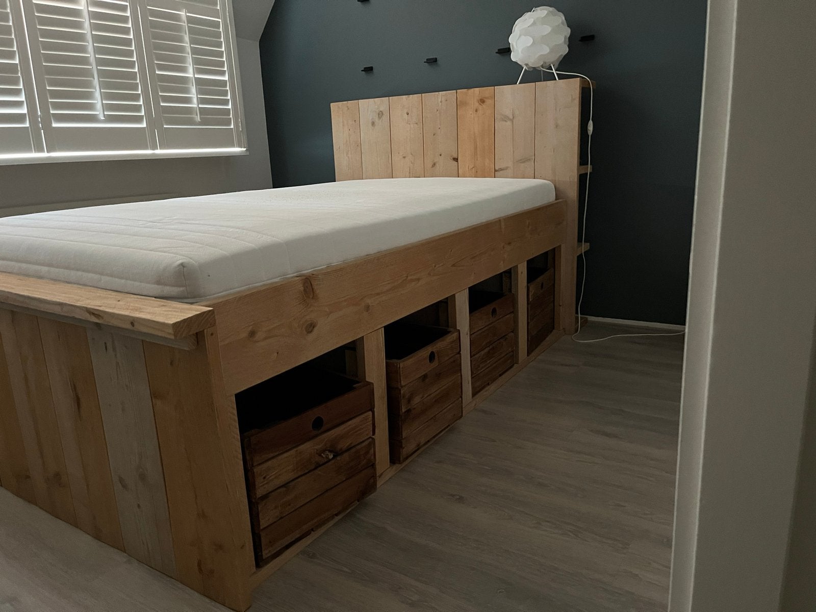 Steigerhouten bed met (veel) opbergruimte incl. 6 kratjes, Ophalen, Gebruikt, Eenpersoons, Bruin