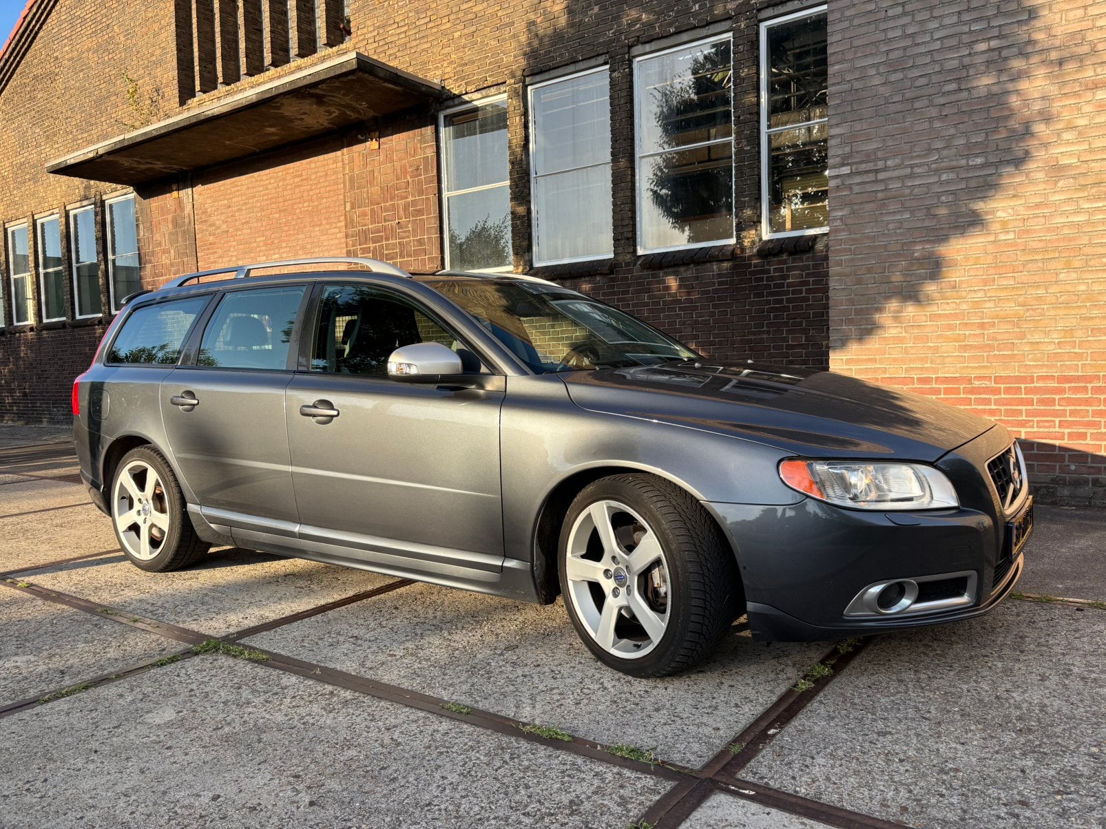 Volvo V70 2.0T R-Design Automaat | 203 pk | Trekhaak, Auto's, Volvo, 1800 kg, Zwart, 4 cilinders, Stationwagon