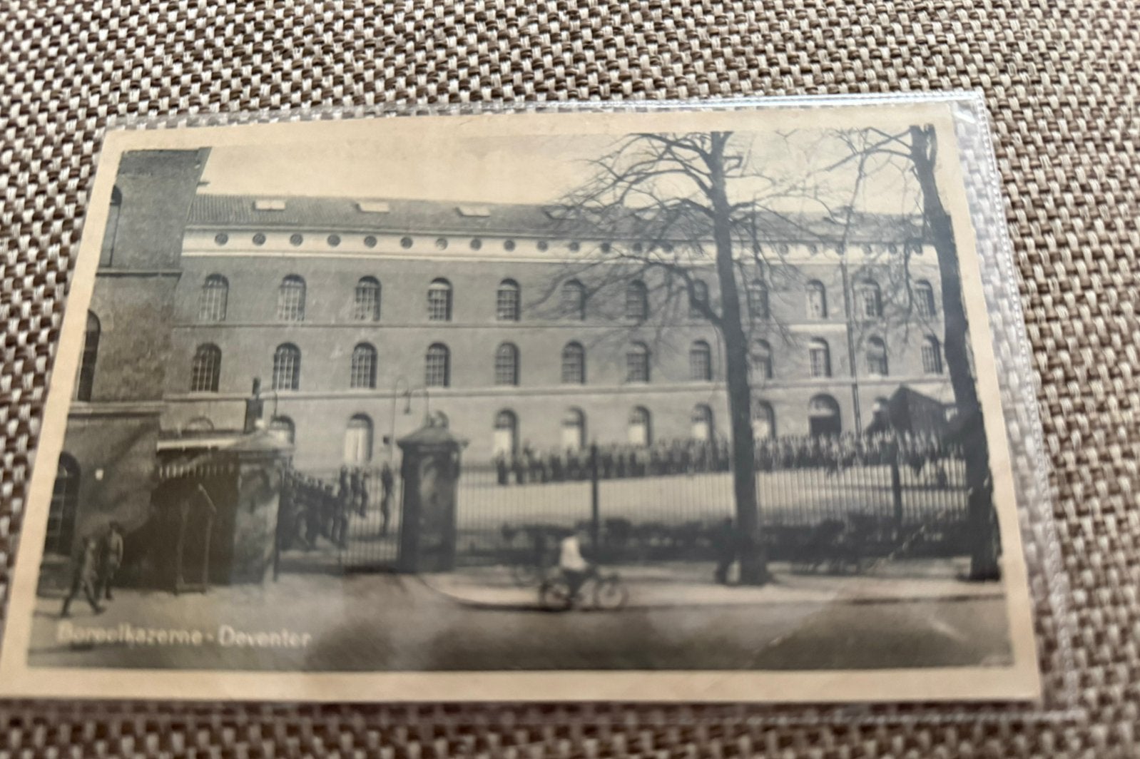 Boreelkazerne Deventer – militairen en fiets, Ophalen of Verzenden, Voor 1920, Overijssel