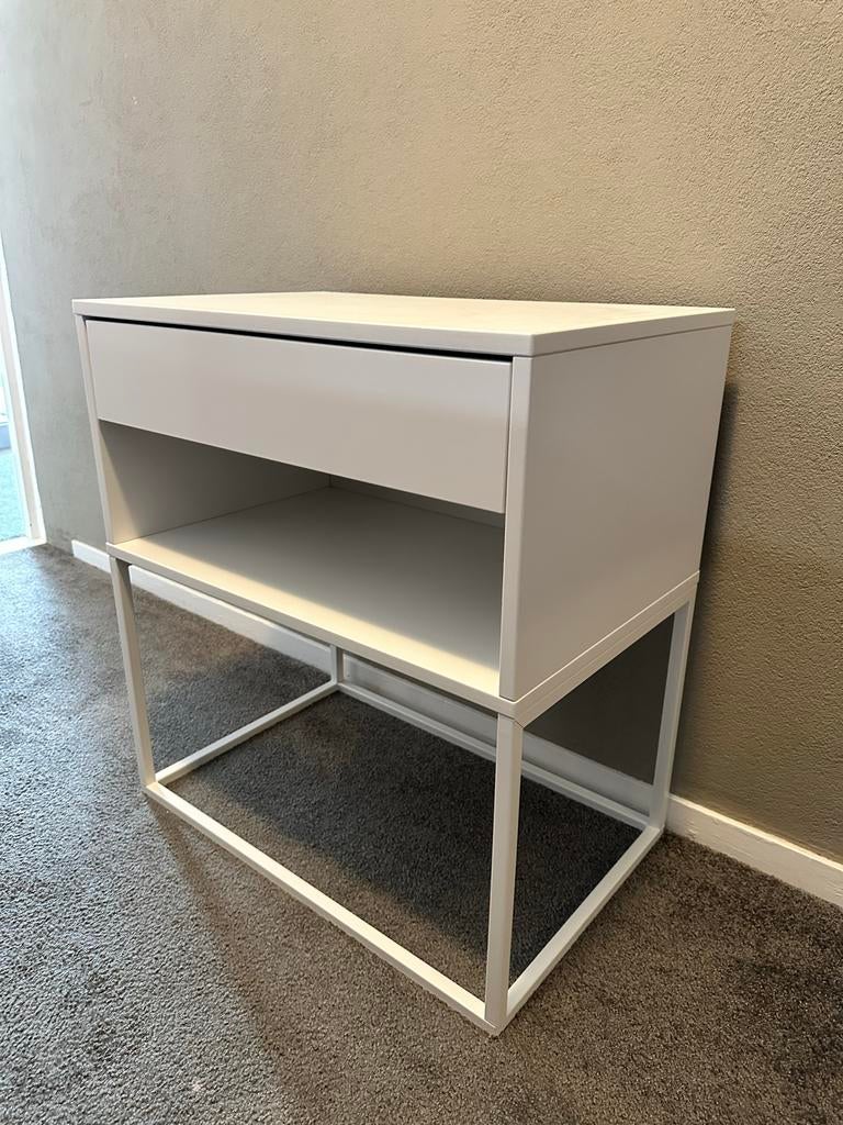 IKEA VIKHAMMER nachtkastje (breed) - wit, zo goed als nieuw, 55 tot 75 cm, Zo goed als nieuw, Rechthoekig, Hout