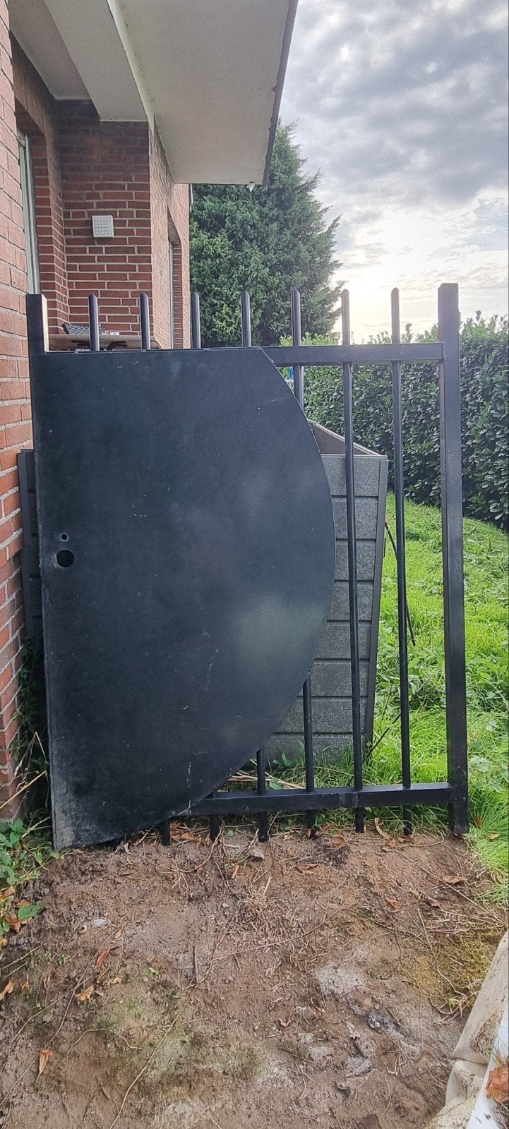 Zwarte ijzeren poort - 130x170 cm, Ophalen, Met poort, Gebruikt, Sierhekwerk