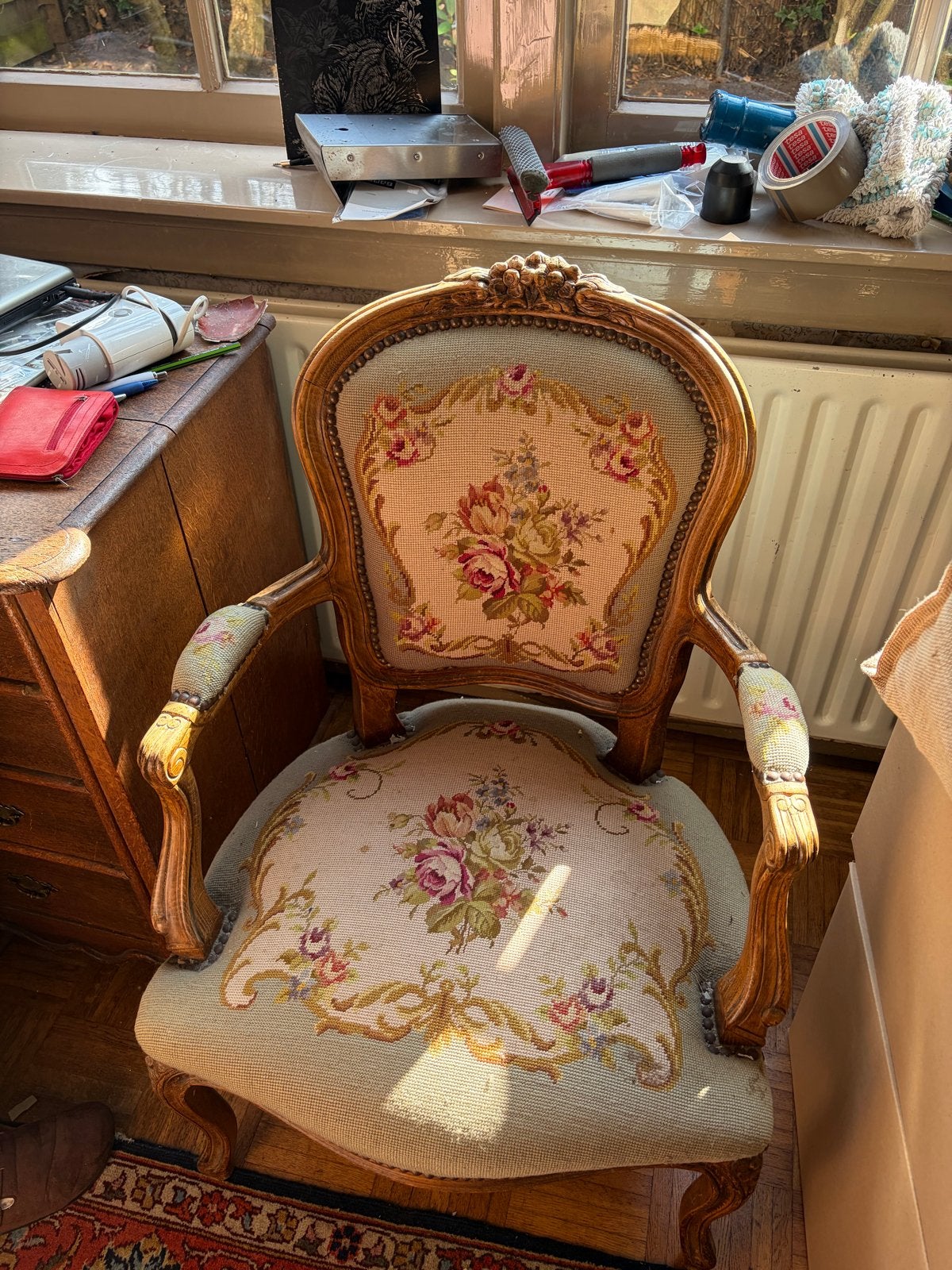Antieke fauteuil met geborduurd bloemenpatroon, Antiek en Kunst, Ophalen