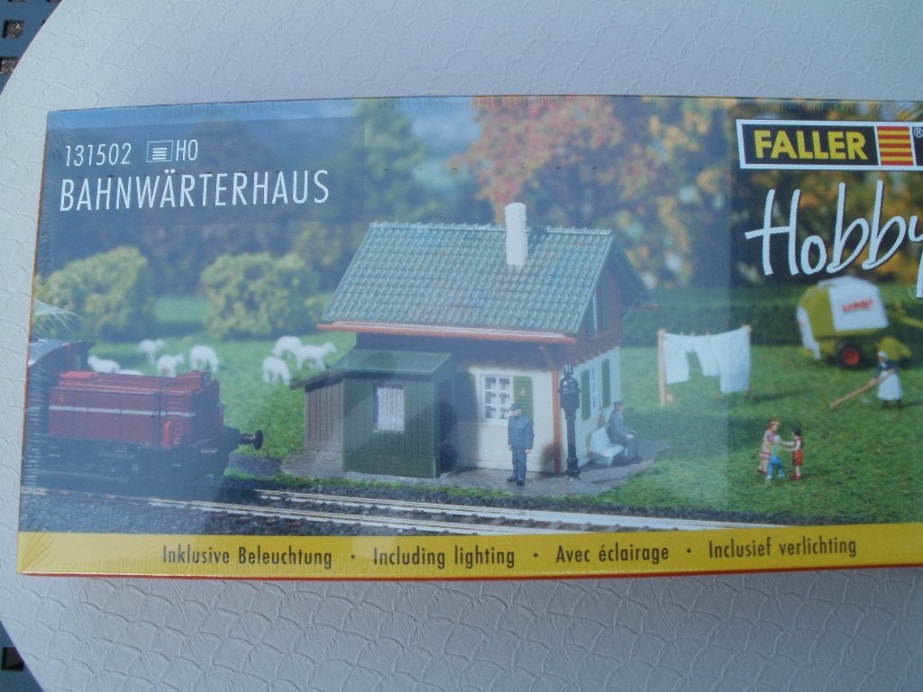 Faller Ho Bahnwachters huis met verlichting no 131502 nieuw, Hobby en Vrije tijd, Modeltreinen | H0, Wisselstroom, Brug, Tunnel of Gebouw
