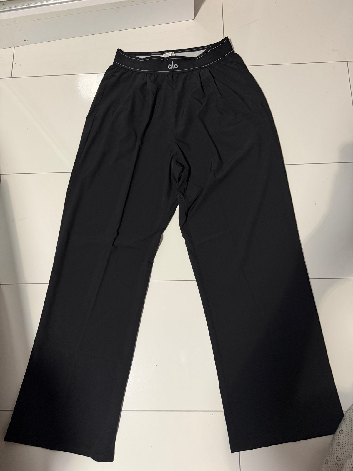 Alo Yoga Suit Trouser (Regular) - Zwart, Maat L, Kleding | Dames, Broeken en Pantalons, Zwart, Maat 42/44 (L), Nieuw, Ophalen of Verzenden