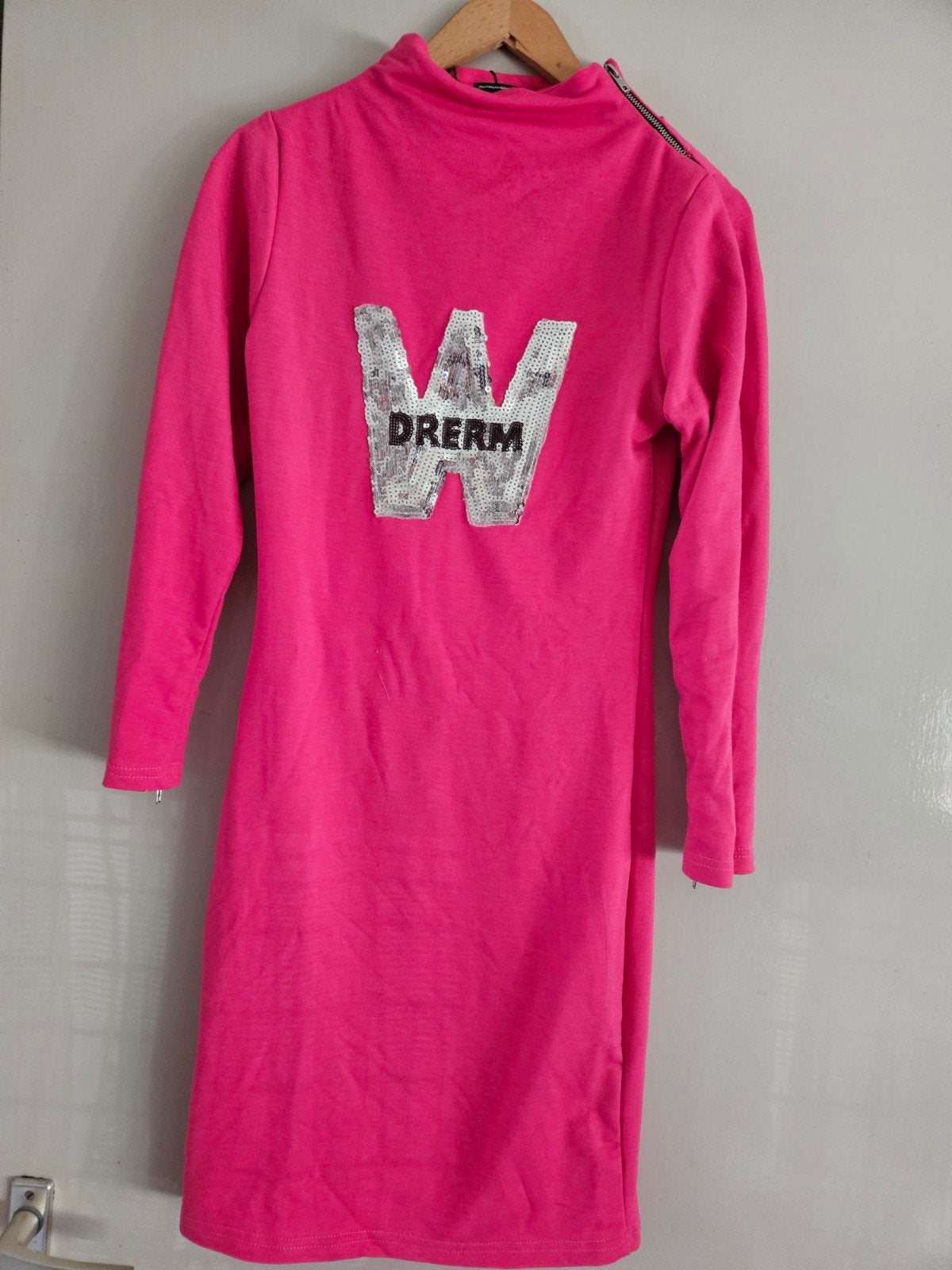 Roze jurk met ritsdetails en 'DREAM' opdruk, Kinderen en Baby's, Kinderkleding | Maat 164, Chi Capri, Meisje, Nieuw, Ophalen of Verzenden