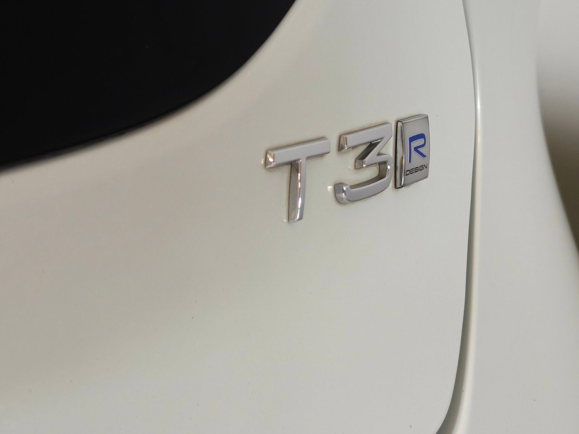Volvo V40 1.5 T3 Automaat R-Design Harman Kardon, Auto's, Volvo, Dealer onderhouden, 4 cilinders, 700 kg, Wit