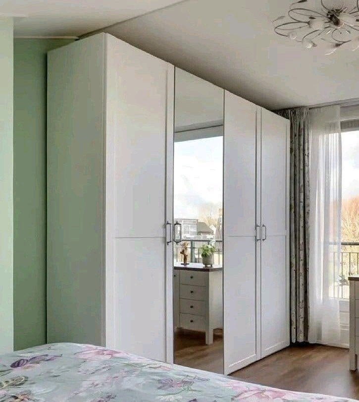 Witte kledingkast met 4 deuren van Leen Bakker, Huis en Inrichting, Kasten | Kledingkasten, Ophalen, Met deur(en), 200 cm of meer