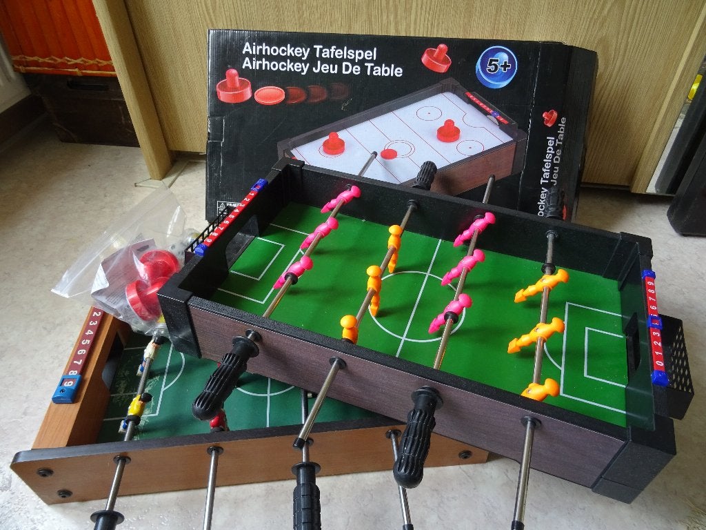 2x Tafelvoetbalspel en airhockey spel, Ophalen, Gebruikt