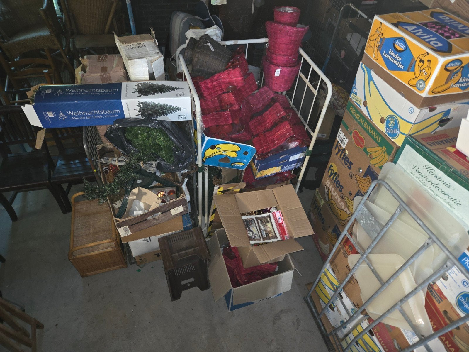 Foto 12 van zeer grote partij 19 rolcontainers rommelmarkt spullen