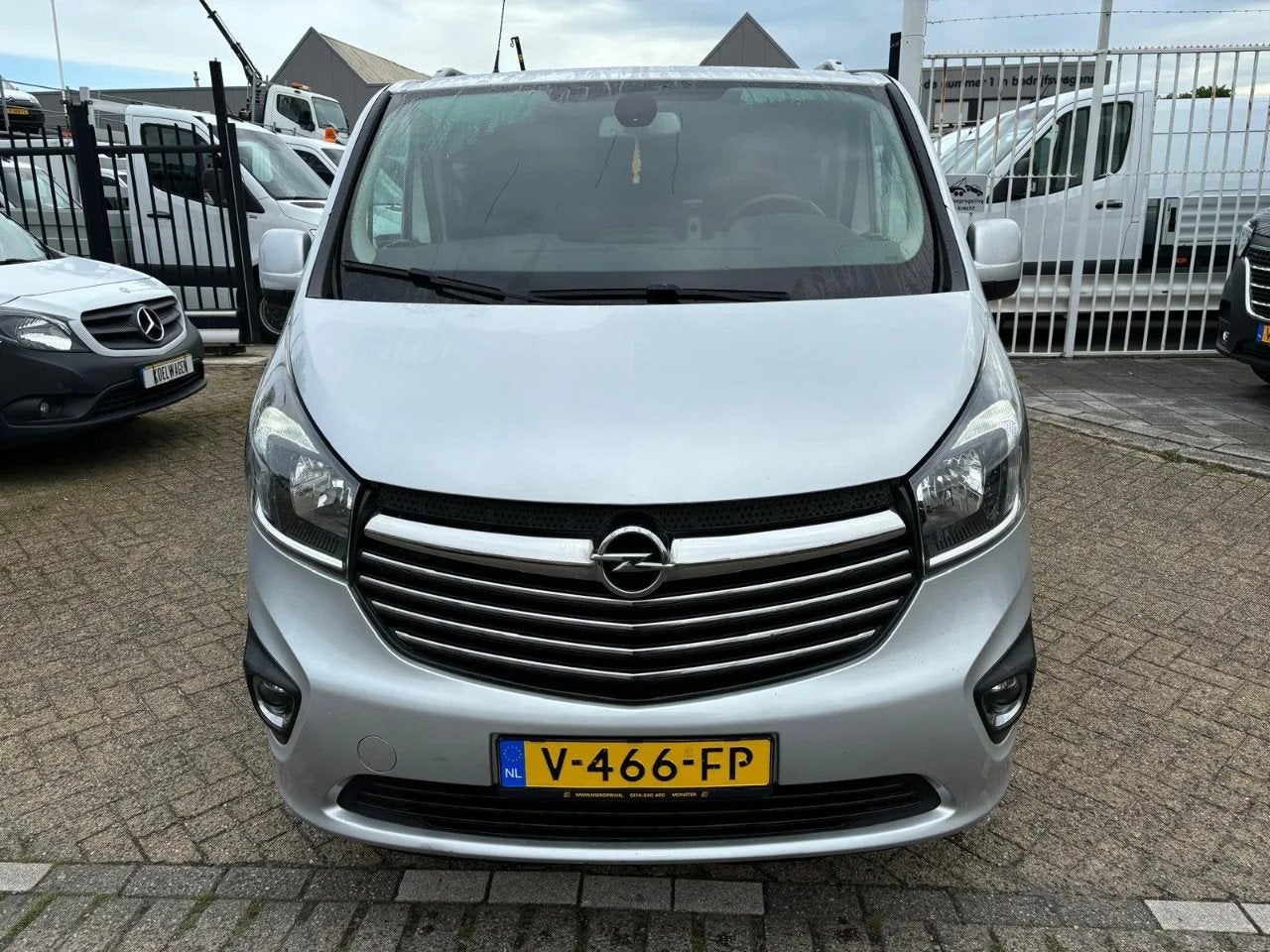 Opel Vivaro L2 dubcab airco navi trekhaak (bj 2017), Auto's, Bestelauto's, Voorwielaandrijving, 125 pk, Gebruikt, Euro 6