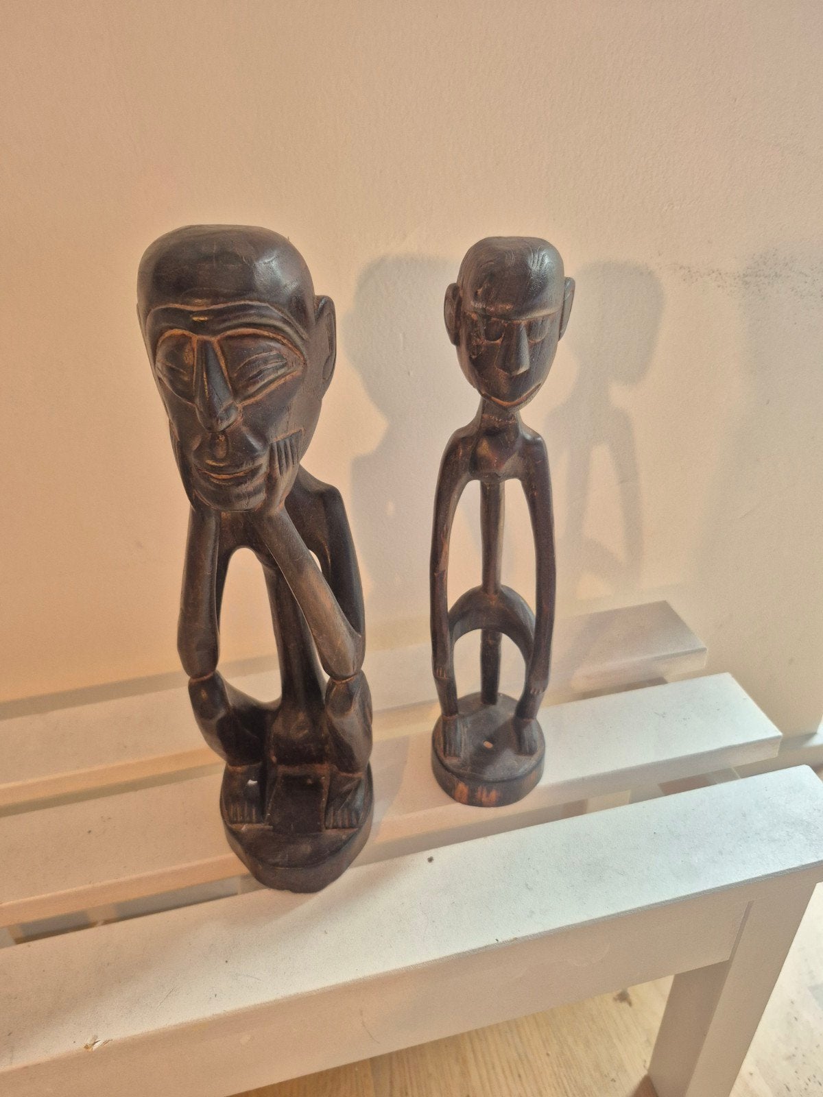 Set van 2 handgesneden houten beelden - Afrikaanse stijl, Antiek en Kunst, Ophalen, Handgemaakt, 20 - 50 cm, Beeld