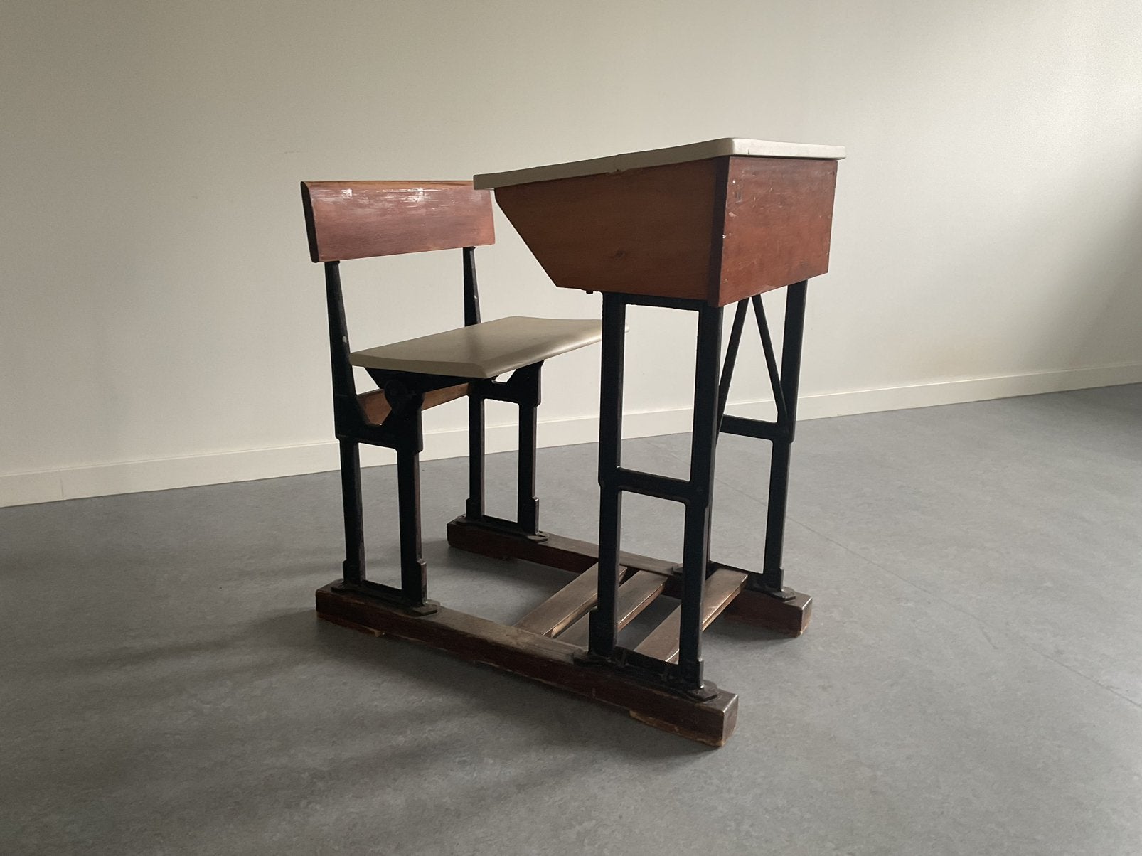 Antiek gerenoveerd Mesbank Kooymans Wijchen schoolburo, Antiek en Kunst, Antiek | Meubels | Stoelen en Banken, Ophalen
