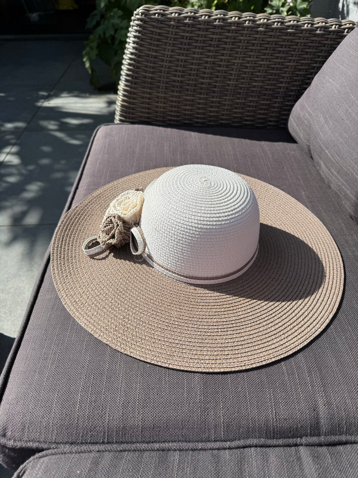 Stijlvolle papieren zomerhoed met bloemendetails, Ophalen of Verzenden, Zo goed als nieuw, One size fits all, Hoed