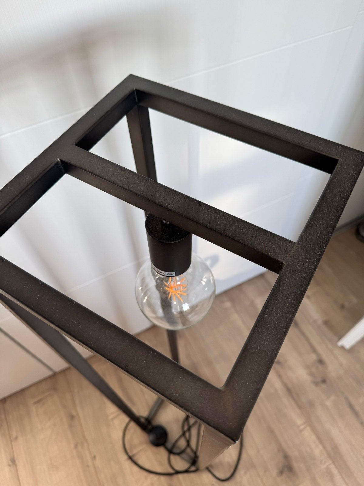 Moderne Zwarte Vloerlamp met Industriële Look, Huis en Inrichting, Lampen | Vloerlampen, 100 tot 150 cm, Zo goed als nieuw, Metaal