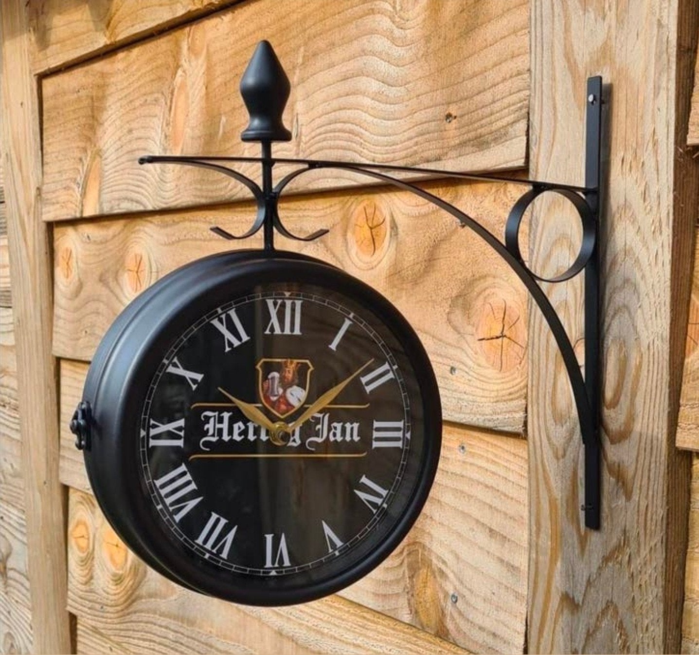 Dubbelzijdige HERTOG JAN stationsklok
33 x 33cm, Huis en Inrichting, Woonaccessoires | Klokken, Ophalen of Verzenden, Nieuw, Wandklok