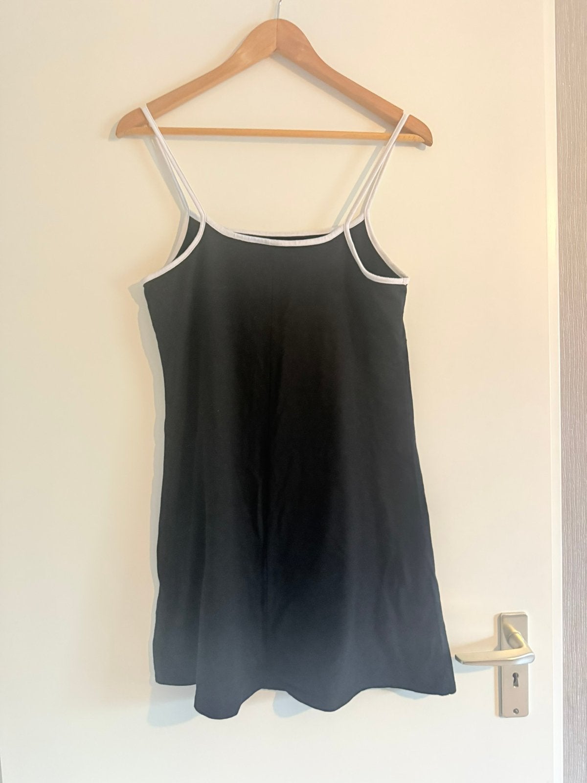 Jurk zwart met witte biesjes, H&M, maat M, nieuw, Kleding | Dames, Maat 38/40 (M), Verzenden, Zwart, Nieuw