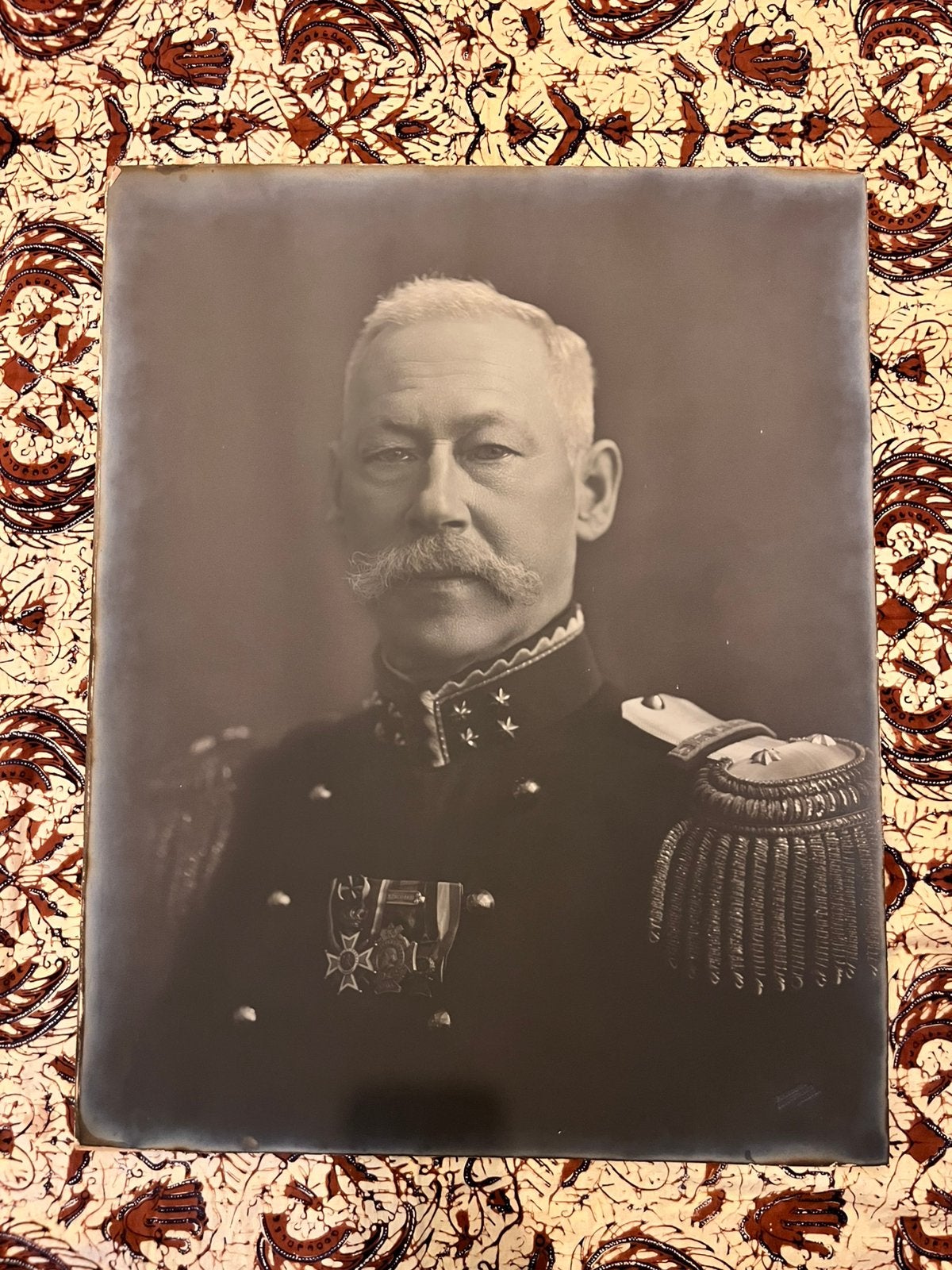 Foto Generaal Maj. onderscheidingen Atjeh Zéér groot formaat, Verzenden, Landmacht, Nederland, Foto of Poster