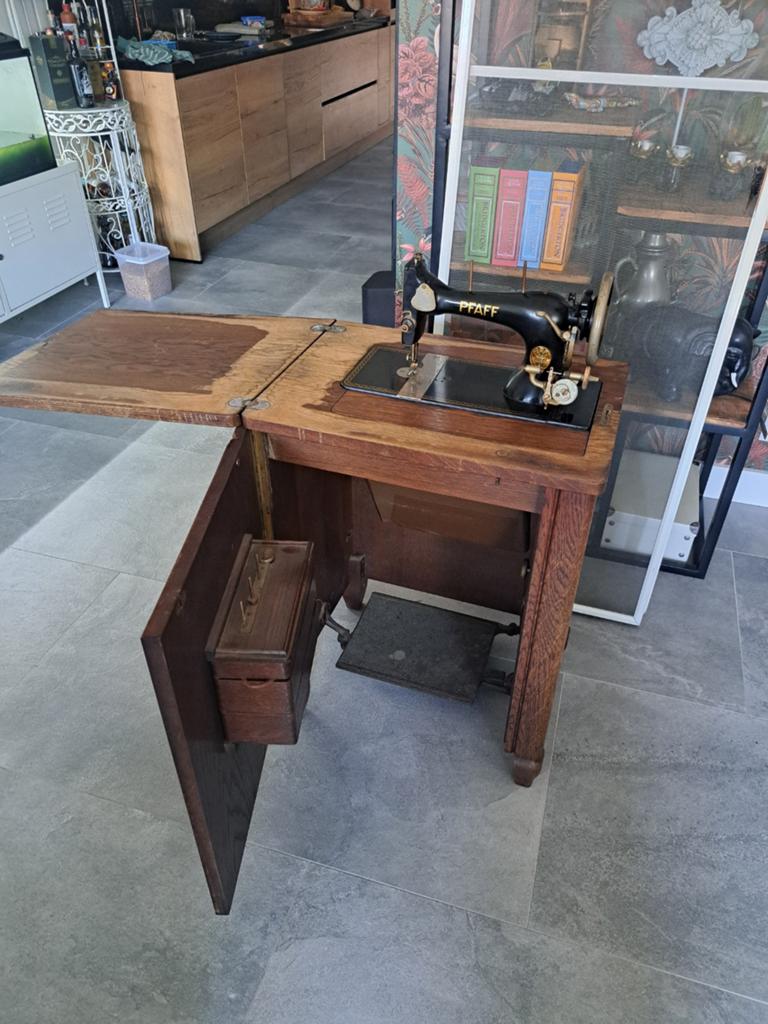 Antieke Pfaff trapnaaimachine in inklapbare houten kast, Antiek en Kunst, Antiek | Naaimachines, Ophalen