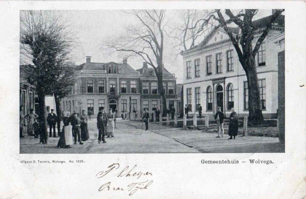 Wolvega, Gemeentehuis met mensen. 6130, Verzenden, Voor 1920, Gelopen, Friesland