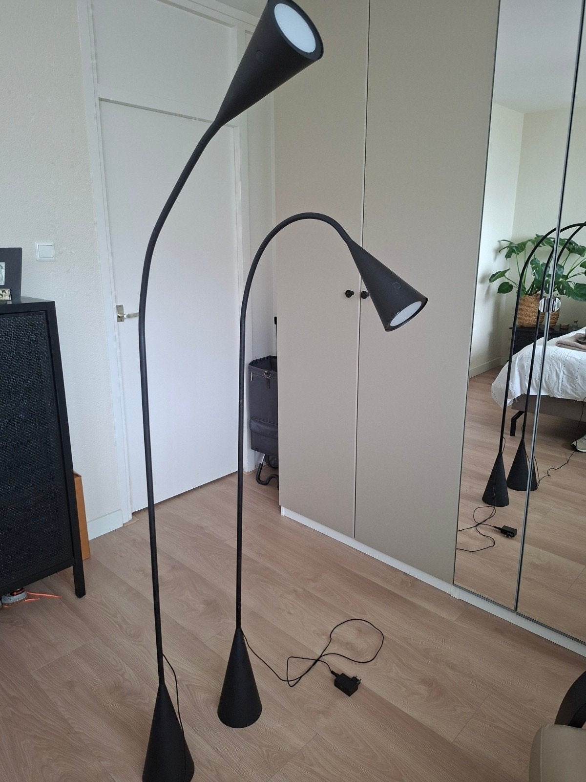 2 Ikea Delaktig led-vloerlampen, Ophalen, 100 tot 150 cm, Zo goed als nieuw, Metaal