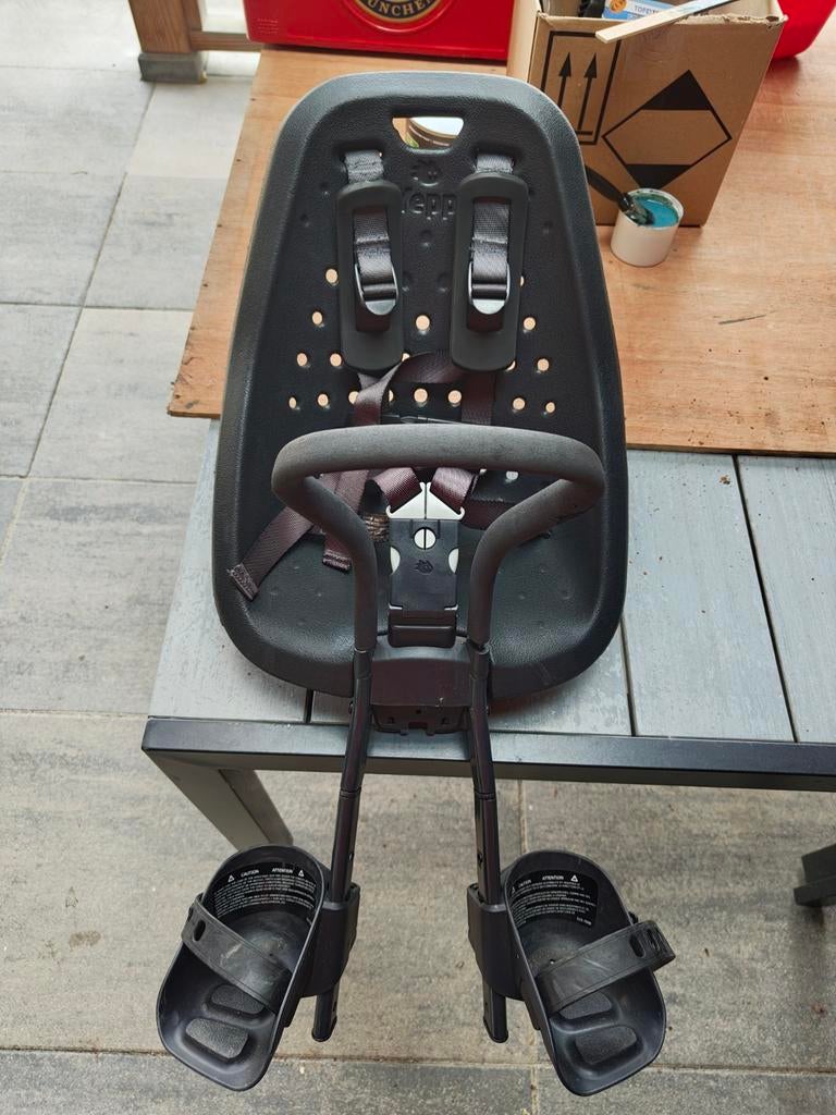 Thule Yepp Mini fietszitje met 2 steunen en roze helm XS, Voetsteuntjes, Thule Yepp Mini, Voorzitje, Ophalen of Verzenden