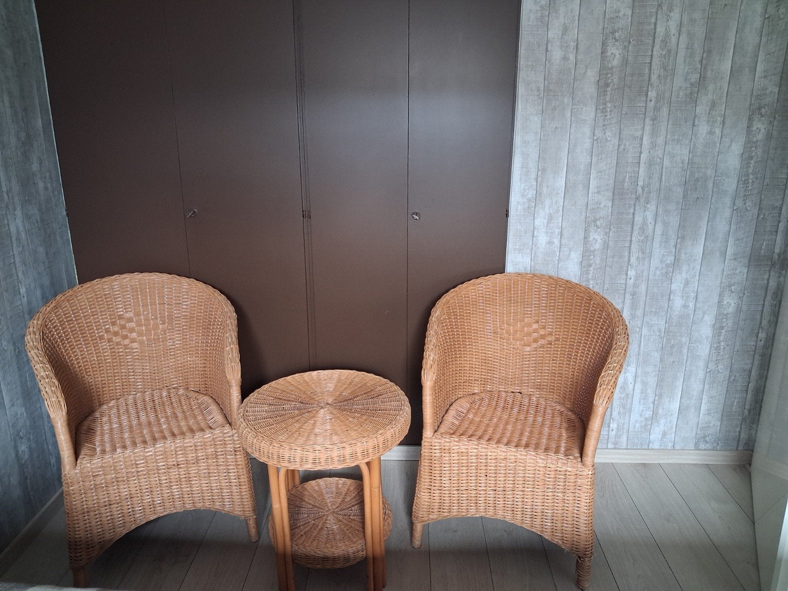 Rotan bijzettafel met 2 stoelen, Huis en Inrichting, Tafels | Bijzettafels, Ophalen, Minder dan 55 cm, Gebruikt, Rond