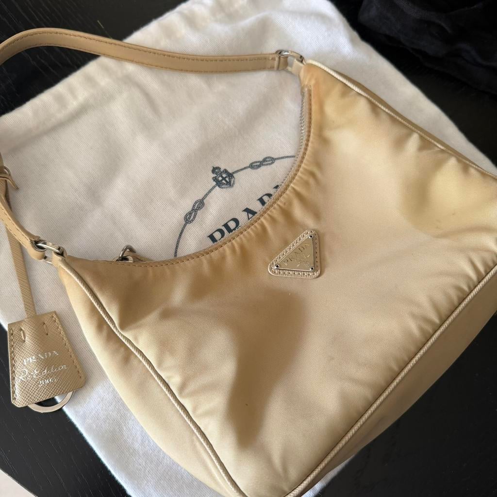 Prada Re-Edition 2005 mini bag met dustbag, Sieraden, Tassen en Uiterlijk, Tassen | Damestassen, Zo goed als nieuw, Handtas, Beige