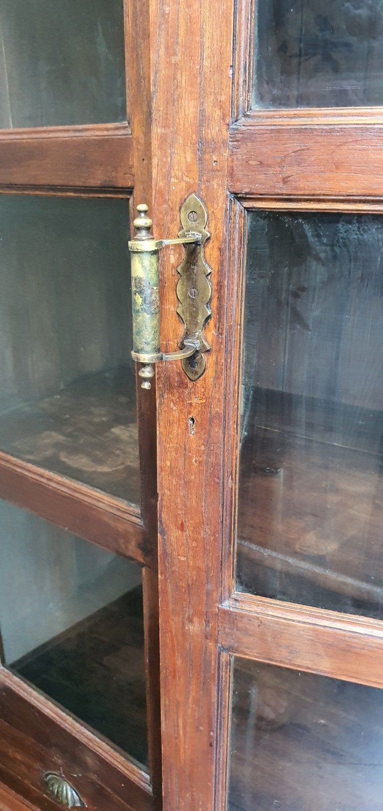 Foto 5 van Antieke houten vitrinekast 181 cm hoog met glazen deuren
