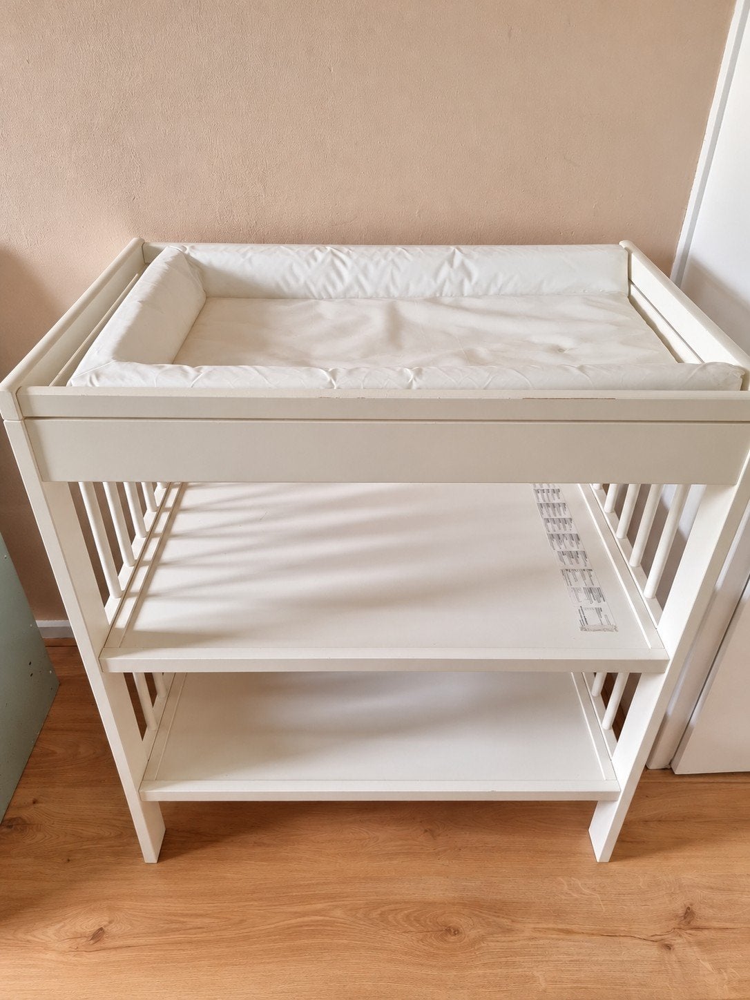 Witte babycommode / aankleedtafel met kussen en 2 planken, Gebruikt, Minder dan 75 cm, 50 tot 70 cm, Opstaande rand