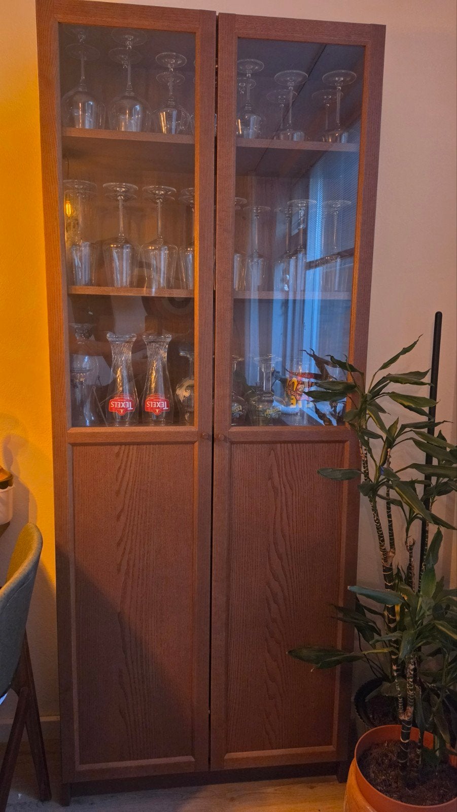 Ikea Billy Boekenkast met Oxberg Deuren - Walnoot Bruin, Huis en Inrichting, Ophalen, Met deur(en), 50 tot 100 cm, Zo goed als nieuw