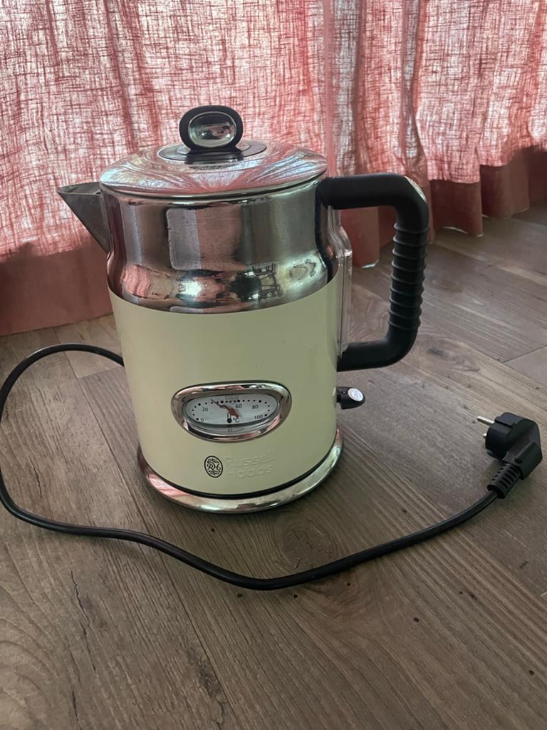 Russell Hobbs Retro Waterkoker Crème, 1 tot 2 liter, Ophalen of Verzenden, Zo goed als nieuw, Rvs