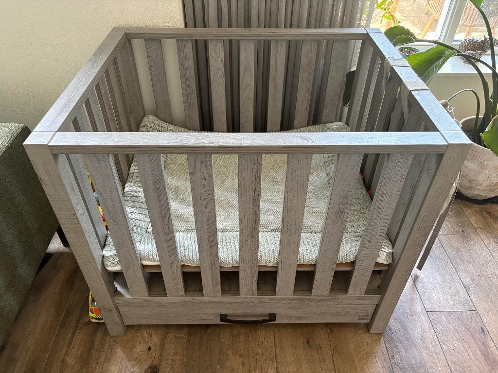 Houten Babybox TWF Jasper met Opberglade incl. Boxkleden, Ophalen, Gebruikt, Rechthoekig, Lade