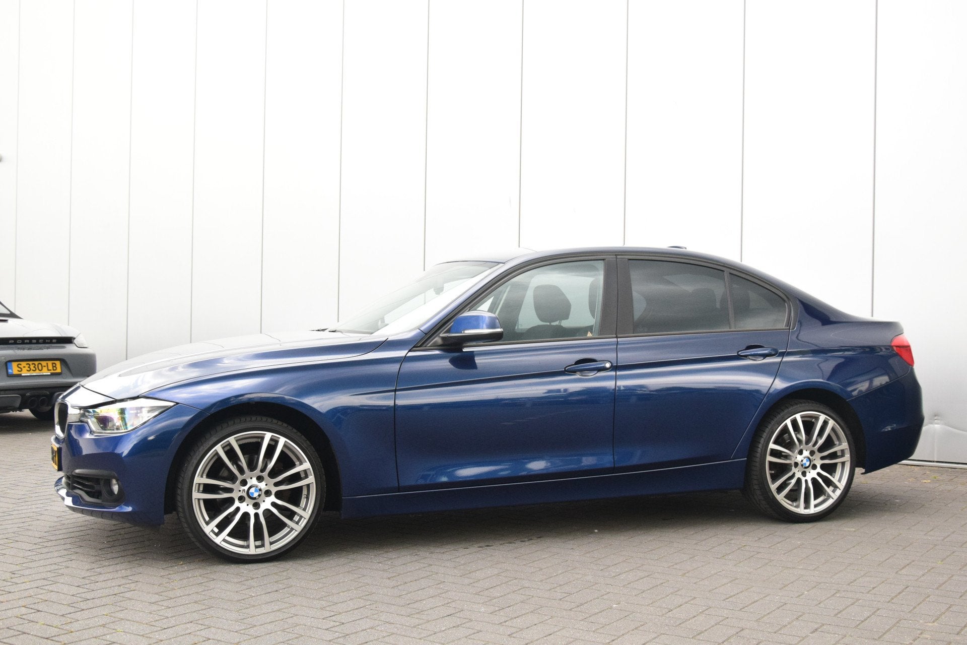 BMW 3 Serie 318i Executive Priv/Glass Navi Led 19'LMV, Automaat, Blauw, Origineel Nederlands, 3 cilinders